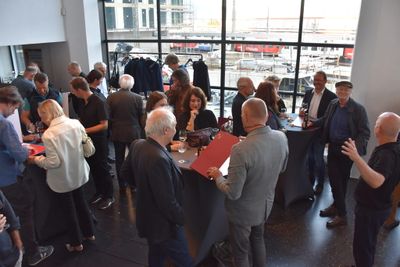 Urkundenübergabe im kleinen Kreis im aut am 16. September 2021