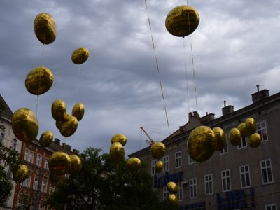 Ansichtsexemplare über dem Vorplatz