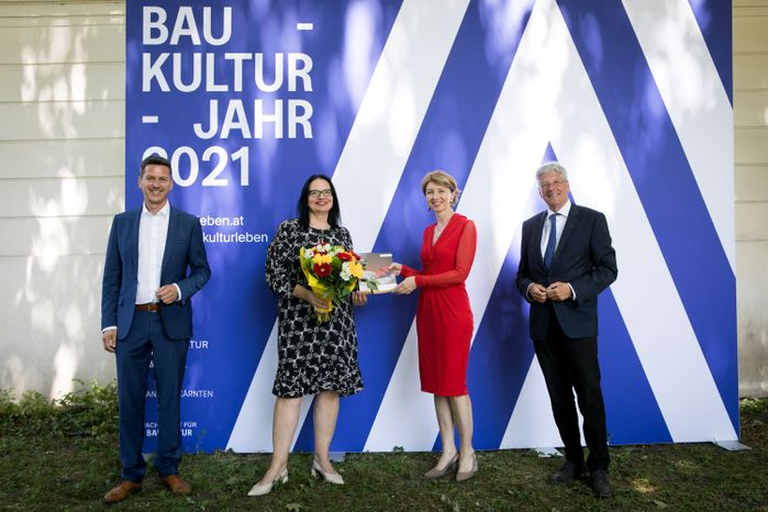 von links nach rechts: Raumplanungs- und Gemeindereferent Daniel Fellner, Staatssekretärin Andrea Mayer, Wohnbaureferentin und LHStv.in Gaby Schaunig und Landeshauptmann Peter Kaiser.