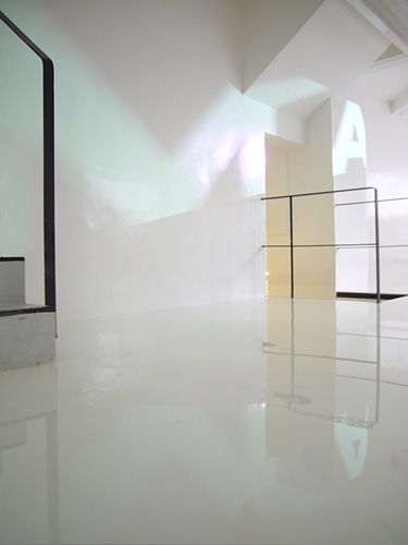 Blick in die Ausstellung im aut, Susanna Fritscher: Wand- und Bodenmalerei, Ruedi Baur: "Accélérateur typographique", Foto: Laurent Tessier