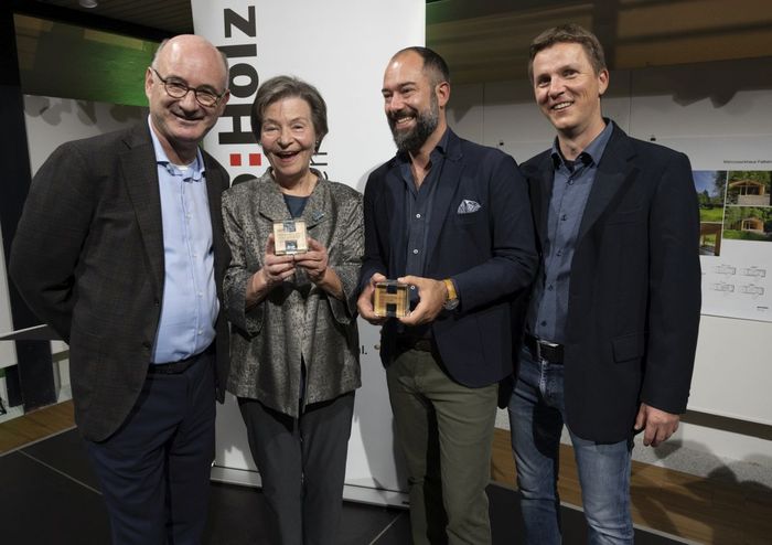 Die Preisträger HBP 2023: Markus Klaura, Eva Rubin und Sebastian Horvath - mit Johann Weinberger (proHolz Kärnten)