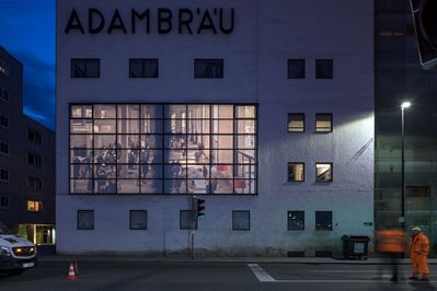 Blick von außen auf die Ausstellung "lacaton & vassal - inhabiting: pleasure and luxury for everyone" – © Günter Richard Wett