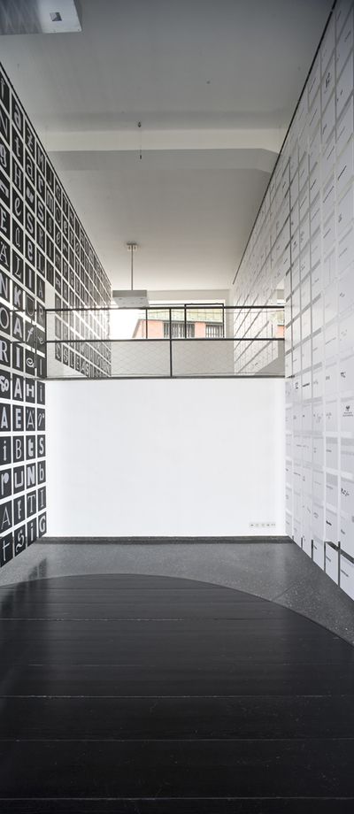 Installation "andreas uebele: alphabet innsbruck" im aut