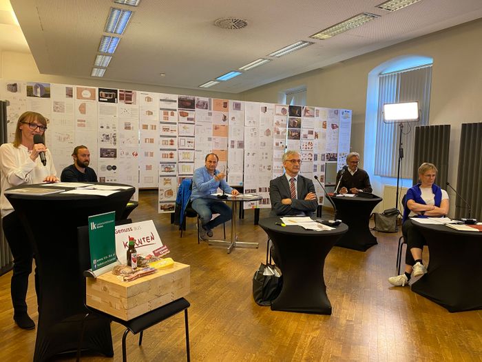 Die hochkarätige Jury unter strengen Sicherheitsvorschriften am Campus Spittal bei den Onlinepräsentationen am 07.05.2021.
(Kammeramtsdirektor Hans Mikl, Architektin Stefanie Murero, Ingenieurkonsulent für Holzbau Kurt Pock, Reinhold Tschabitscher, GF von Holzbau Tschabitscher und Jürgen Wirnsberger, Architekt und Lehrender an der FH Kärnten)