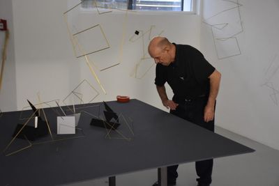 Franco Clivio beim Aufbau der Ausstellung "Manifolds"
