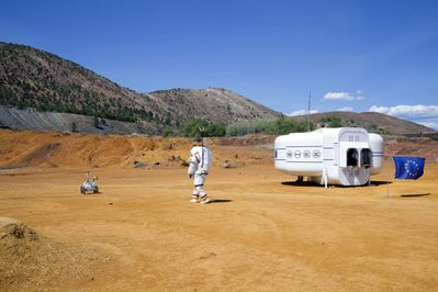 Faltbares Simulationshabitat SHEE als Teil der Marssimulation zur Erforschung der Kooperation zwischen Astronaut und Rover in Rio Tinto, Spanien, 2016