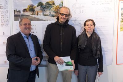 Landesrat Rolf Holub mit den Preisträgerm: Arch. DI Stefan Thalman und Mag.art.Dr.phil. Lena Lapschina