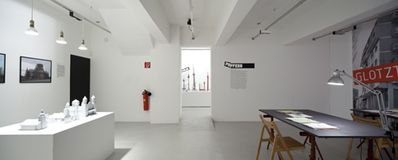 Dubravka Sekulic: Don't Stare so Romantically! und Duo van der Mixt: Dura Lex Ecclesiae – Blick in die Ausstellung