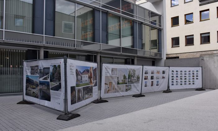 Ausstellung "Neues Bauen in Tirol 2024" am Raiffeisenplatz in Schwaz