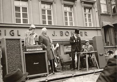Bürgermeister Alois Lugger mit der Theatertruppe des Kennedy-Hauses im Fasching 1970