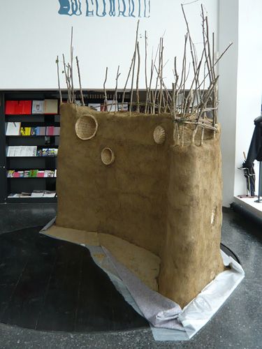 1:1 Modell im aut – Als Teil der Ausstellung realisierten SchülerInnen des BORG Innsbruck unter der Leitung von Monika Abendstein und Michael Engele im aut eine Lehmwand.