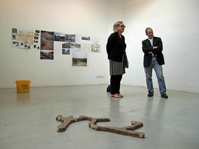 Blick in die Ausstellung "Lois und Franziska Weinberger: Feldarbeit"